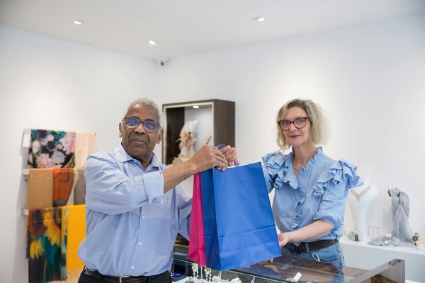 Icônes de la mode et le marché de l'occasion : la montée d'une tendance incontournable